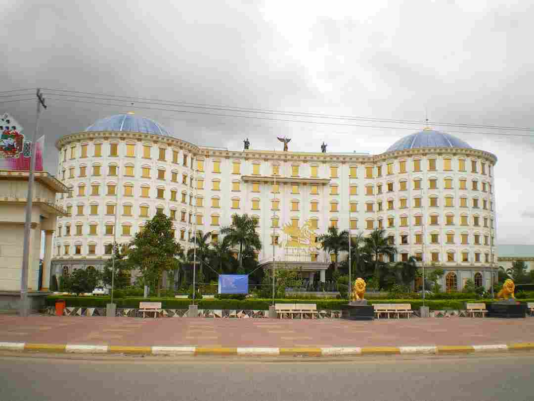 Sự đẳng cấp được thể hiện bên ngoài Titan King Resort and Casino